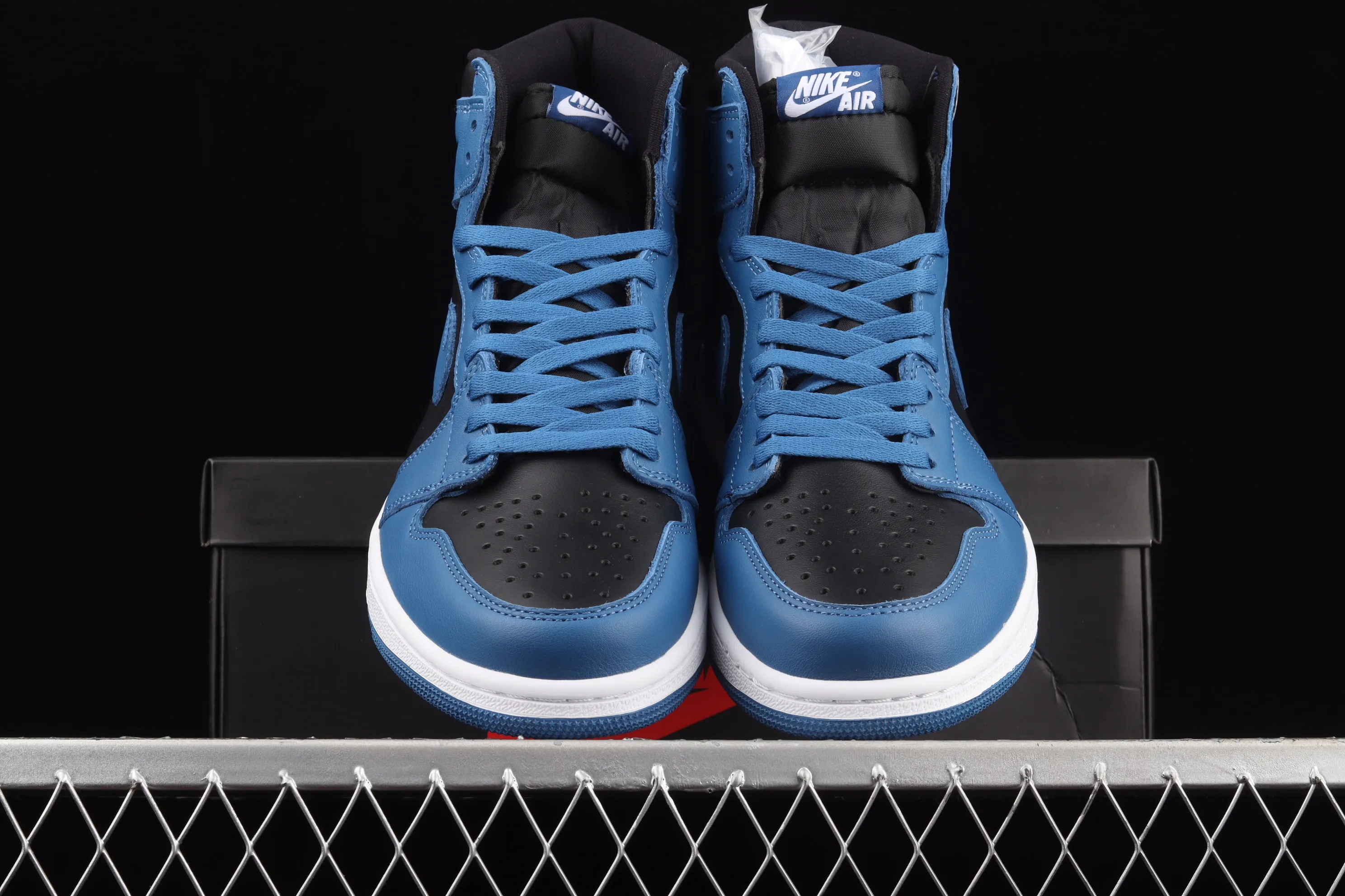 All categories Air Jordan Jordan series basketball shoes Air Jordan 1 High L version Air Jordan AJ1 High Retro AJ1 Joe 1 Royal Blue 2.0 high-top basketball shoes 555088-404